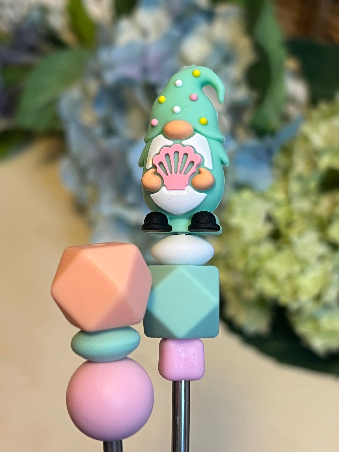 Green gnome with sea shell