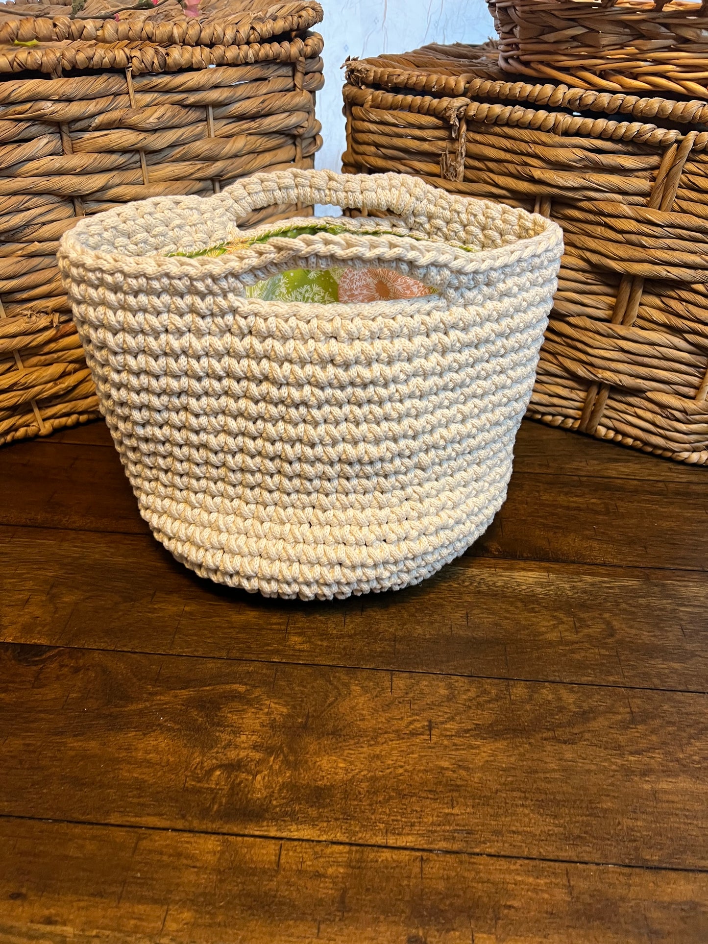 Lined bucket tote